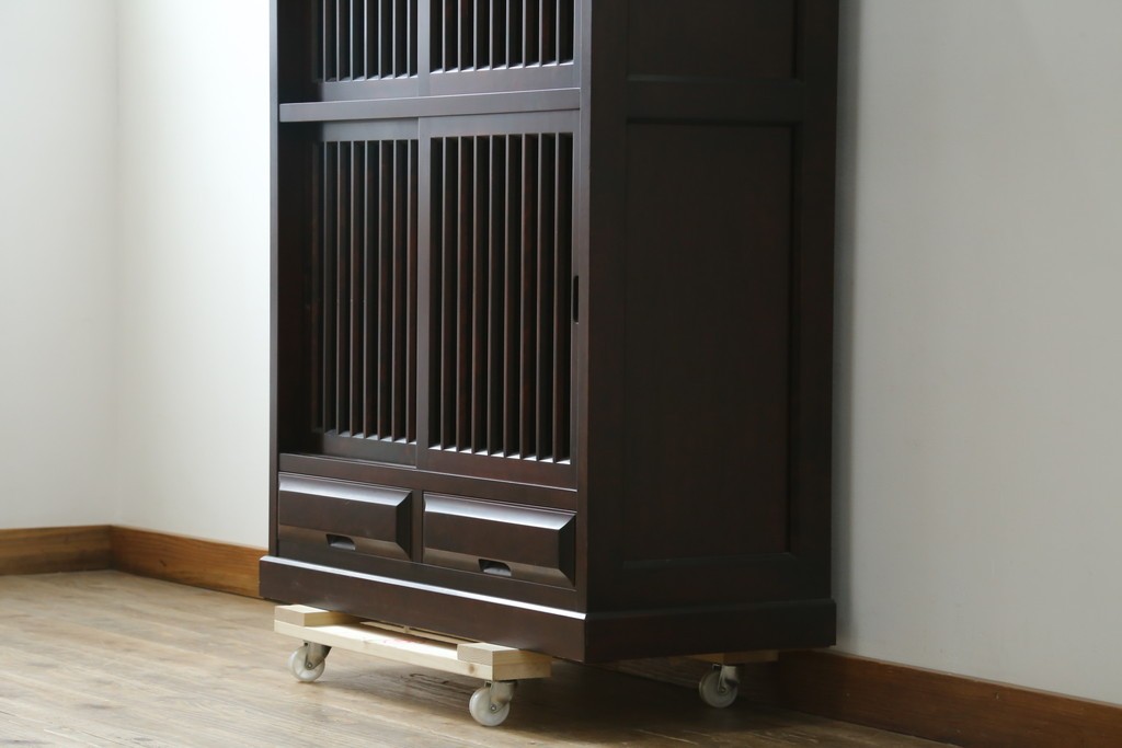 中古　北海道勇峰工芸　縦桟が整然と並ぶ格子戸付き水屋箪笥　(R-087505)