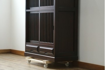 中古　北海道勇峰工芸　縦桟が整然と並ぶ格子戸付き水屋箪笥　(R-087505)