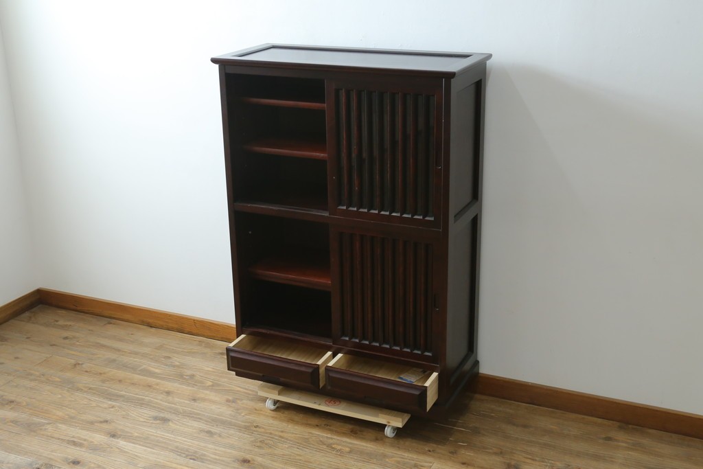 中古　北海道勇峰工芸　縦桟が整然と並ぶ格子戸付き水屋箪笥　(R-087505)