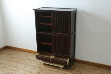 中古　北海道勇峰工芸　縦桟が整然と並ぶ格子戸付き水屋箪笥　(R-087505)