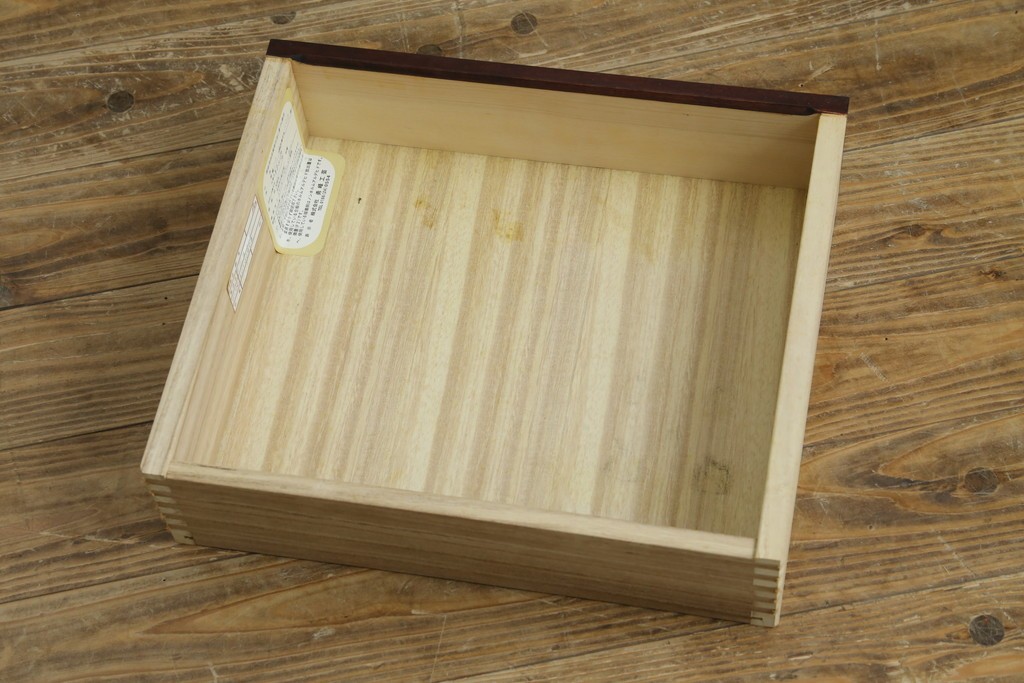 中古　北海道勇峰工芸　縦桟が整然と並ぶ格子戸付き水屋箪笥　(R-087505)