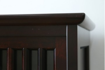 中古　北海道勇峰工芸　縦桟が整然と並ぶ格子戸付き水屋箪笥　(R-087505)