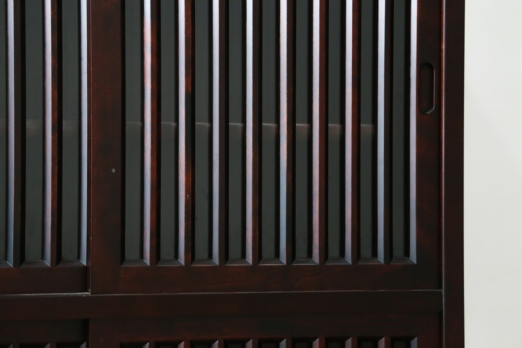 中古　北海道勇峰工芸　縦桟が整然と並ぶ格子戸付き水屋箪笥　(R-087505)