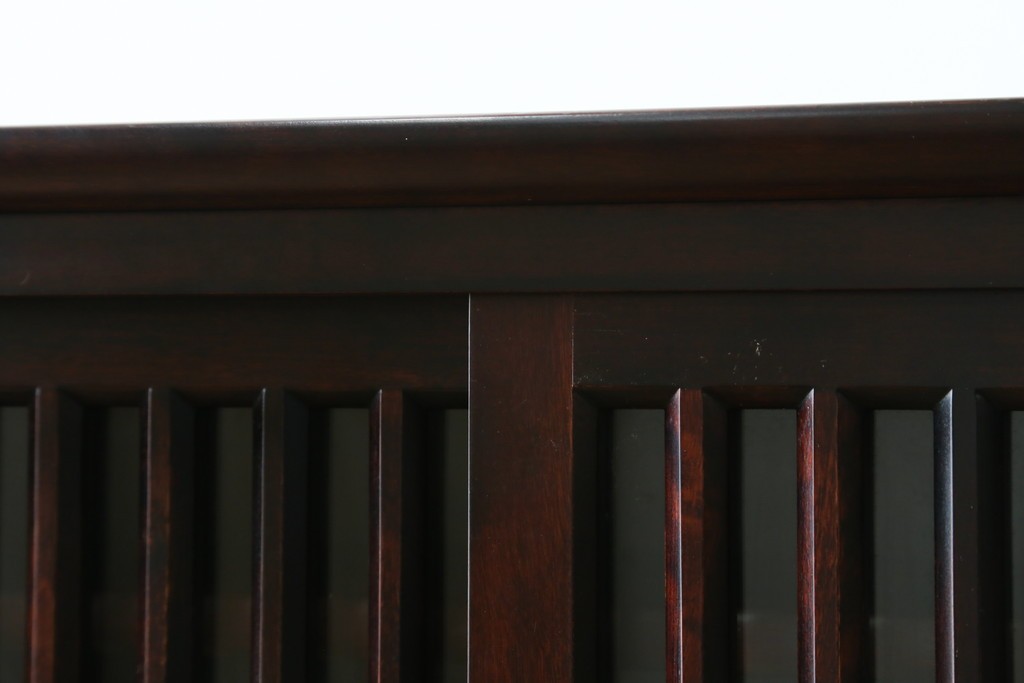 中古　北海道勇峰工芸　縦桟が整然と並ぶ格子戸付き水屋箪笥　(R-087505)