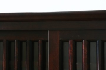 中古　北海道勇峰工芸　縦桟が整然と並ぶ格子戸付き水屋箪笥　(R-087505)