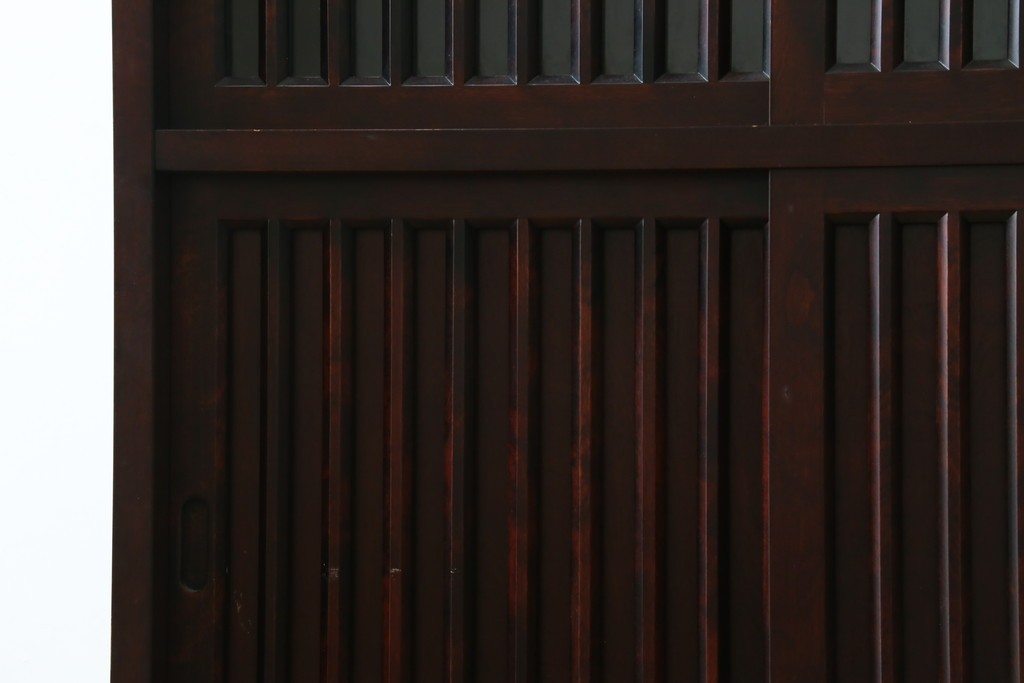 中古　北海道勇峰工芸　縦桟が整然と並ぶ格子戸付き水屋箪笥　(R-087505)