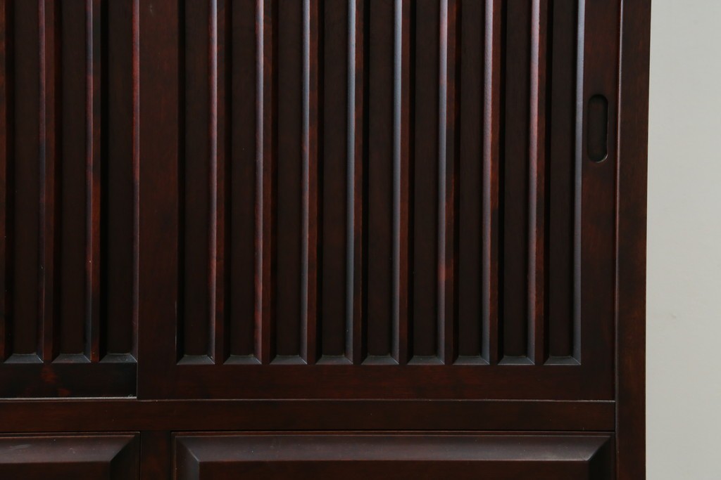 中古　北海道勇峰工芸　縦桟が整然と並ぶ格子戸付き水屋箪笥　(R-087505)