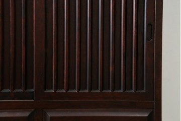 中古　北海道勇峰工芸　縦桟が整然と並ぶ格子戸付き水屋箪笥　(R-087505)