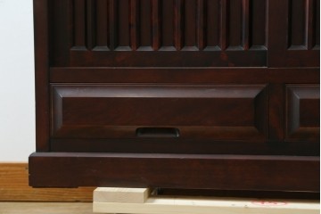 中古　北海道勇峰工芸　縦桟が整然と並ぶ格子戸付き水屋箪笥　(R-087505)