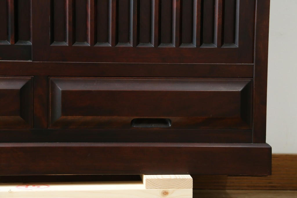 中古　北海道勇峰工芸　縦桟が整然と並ぶ格子戸付き水屋箪笥　(R-087505)