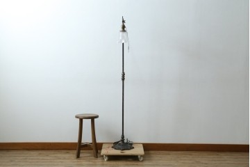 フランスアンティーク　アイアンフレームの透かし細工とガラスシェードの繊細な模様が美しいフロアスタンド　(R-087508)