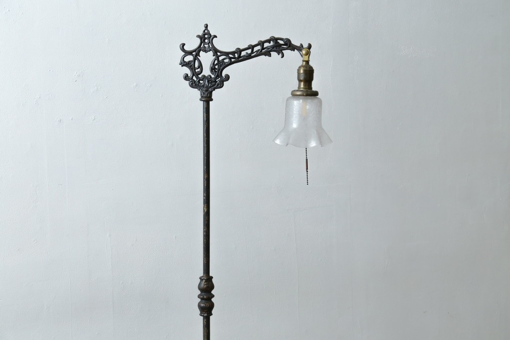 フランスアンティーク　アイアンフレームの透かし細工とガラスシェードの繊細な模様が美しいフロアスタンド　(R-087508)