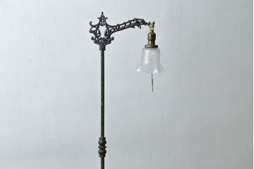 フランスアンティーク　アイアンフレームの透かし細工とガラスシェードの繊細な模様が美しいフロアスタンド　(R-087508)