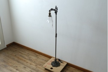 フランスアンティーク　アイアンフレームの透かし細工とガラスシェードの繊細な模様が美しいフロアスタンド　(R-087508)