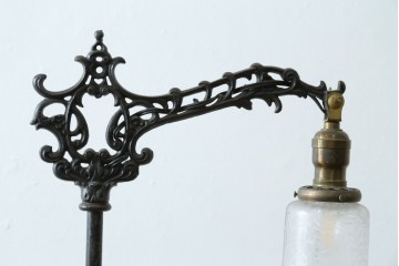 フランスアンティーク　アイアンフレームの透かし細工とガラスシェードの繊細な模様が美しいフロアスタンド　(R-087508)