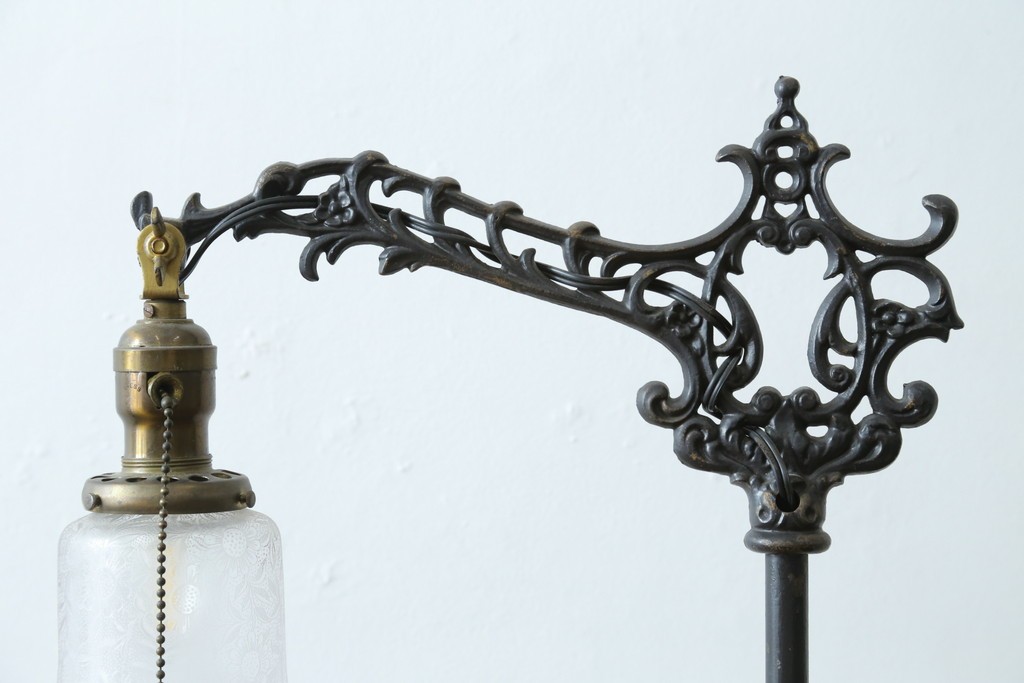 フランスアンティーク　アイアンフレームの透かし細工とガラスシェードの繊細な模様が美しいフロアスタンド　(R-087508)