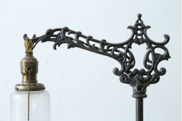 フランスアンティーク　アイアンフレームの透かし細工とガラスシェードの繊細な模様が美しいフロアスタンド　(R-087508)