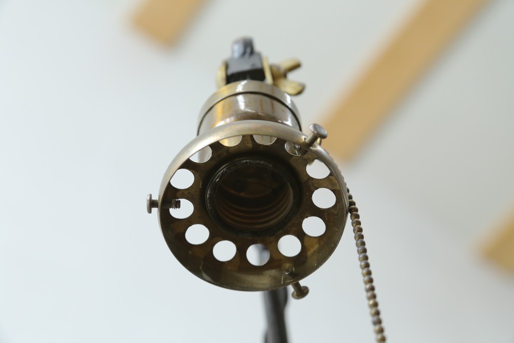 フランスアンティーク　アイアンフレームの透かし細工とガラスシェードの繊細な模様が美しいフロアスタンド　(R-087508)