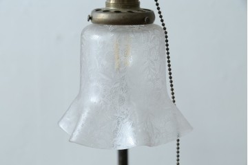 フランスアンティーク　アイアンフレームの透かし細工とガラスシェードの繊細な模様が美しいフロアスタンド　(R-087508)