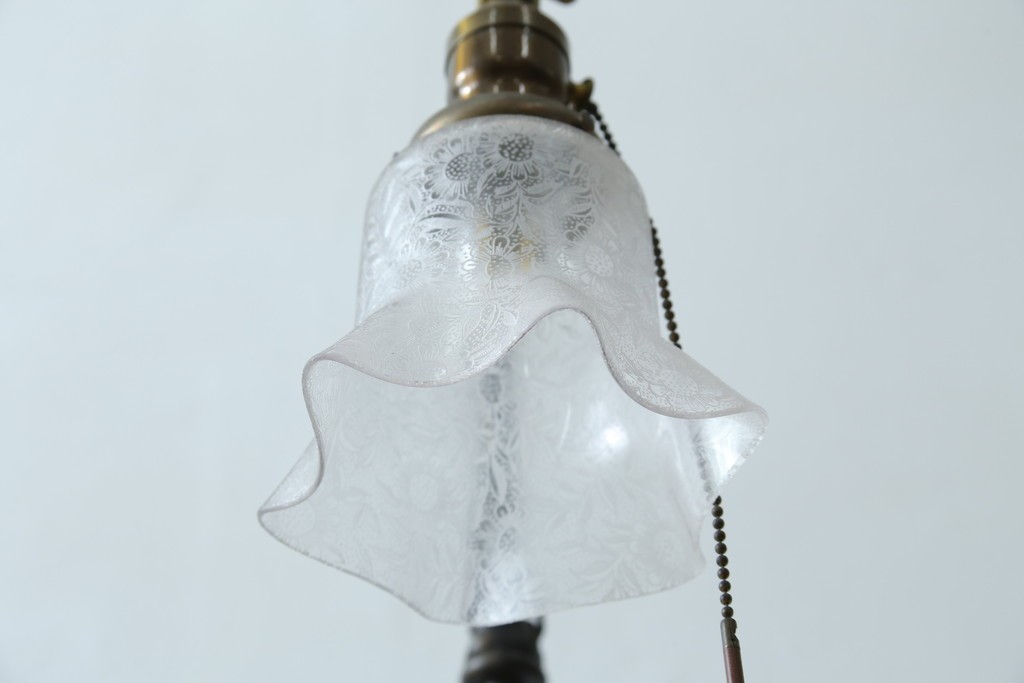 フランスアンティーク　アイアンフレームの透かし細工とガラスシェードの繊細な模様が美しいフロアスタンド　(R-087508)