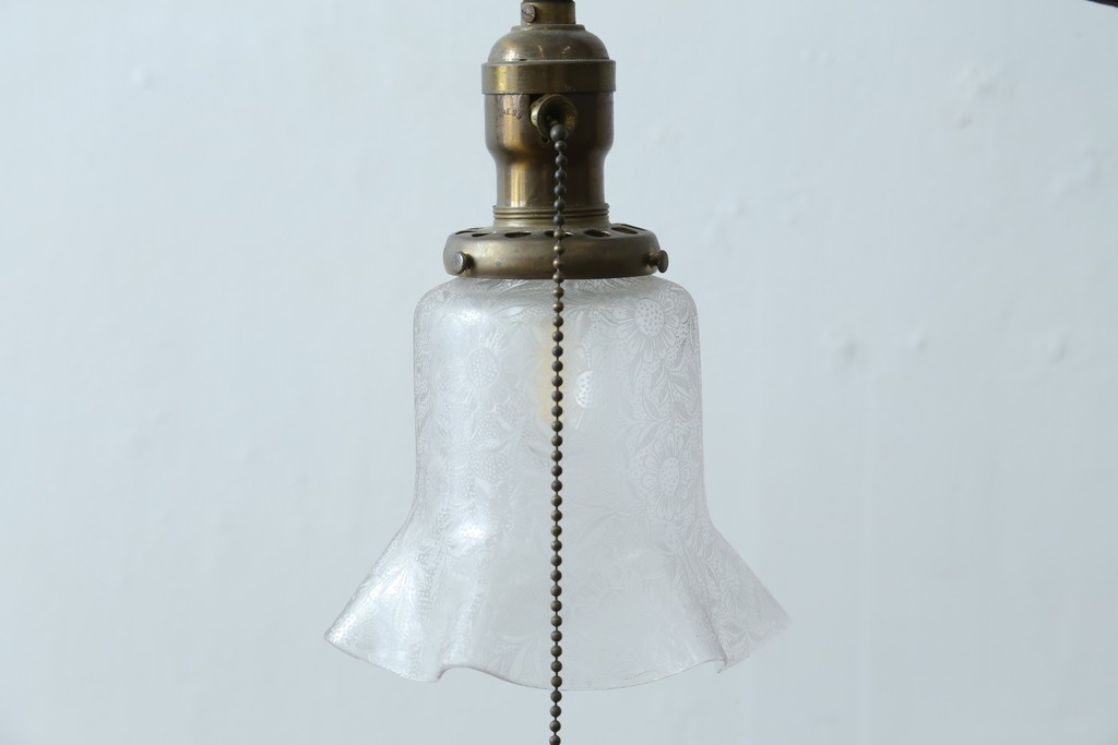 フランスアンティーク　アイアンフレームの透かし細工とガラスシェードの繊細な模様が美しいフロアスタンド　(R-087508)