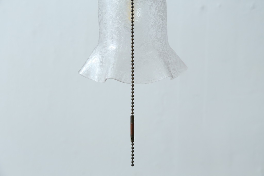 フランスアンティーク　アイアンフレームの透かし細工とガラスシェードの繊細な模様が美しいフロアスタンド　(R-087508)