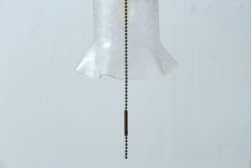 フランスアンティーク　アイアンフレームの透かし細工とガラスシェードの繊細な模様が美しいフロアスタンド　(R-087508)