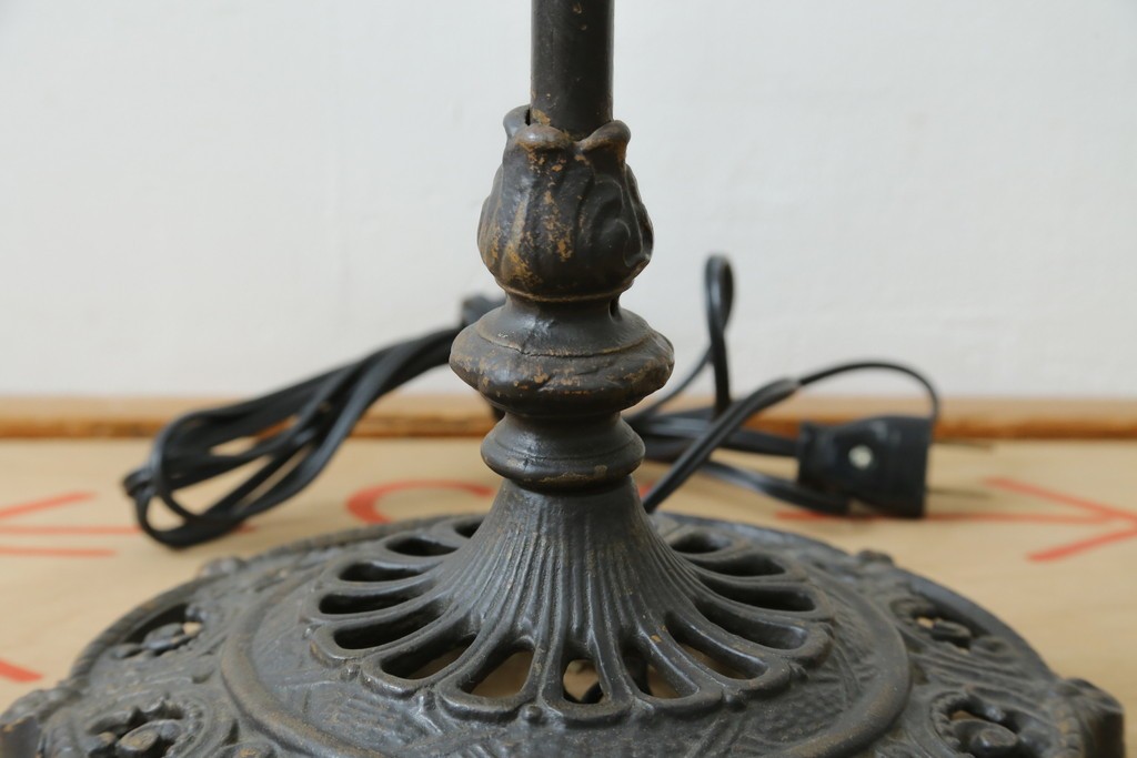 フランスアンティーク　アイアンフレームの透かし細工とガラスシェードの繊細な模様が美しいフロアスタンド　(R-087508)