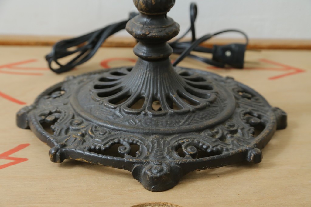 フランスアンティーク　アイアンフレームの透かし細工とガラスシェードの繊細な模様が美しいフロアスタンド　(R-087508)