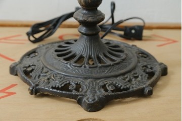 フランスアンティーク　アイアンフレームの透かし細工とガラスシェードの繊細な模様が美しいフロアスタンド　(R-087508)