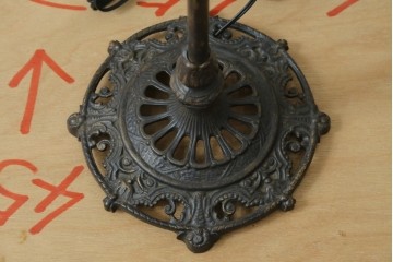 フランスアンティーク　アイアンフレームの透かし細工とガラスシェードの繊細な模様が美しいフロアスタンド　(R-087508)