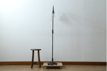 フランスアンティーク　アイアンフレームの透かし細工とガラスシェードの繊細な模様が美しいフロアスタンド　(R-087508)