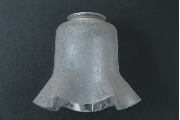 フランスアンティーク　アイアンフレームの透かし細工とガラスシェードの繊細な模様が美しいフロアスタンド　(R-087508)