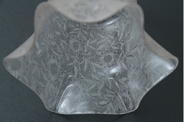 フランスアンティーク　アイアンフレームの透かし細工とガラスシェードの繊細な模様が美しいフロアスタンド　(R-087508)