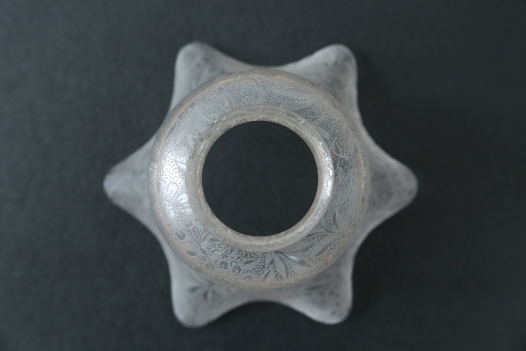 フランスアンティーク　アイアンフレームの透かし細工とガラスシェードの繊細な模様が美しいフロアスタンド　(R-087508)