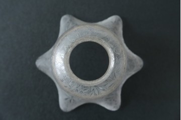 フランスアンティーク　アイアンフレームの透かし細工とガラスシェードの繊細な模様が美しいフロアスタンド　(R-087508)