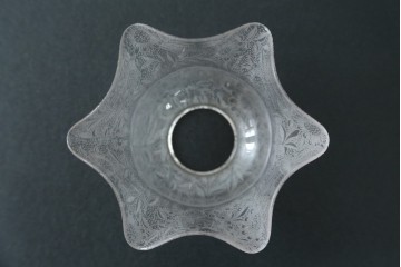 フランスアンティーク　アイアンフレームの透かし細工とガラスシェードの繊細な模様が美しいフロアスタンド　(R-087508)