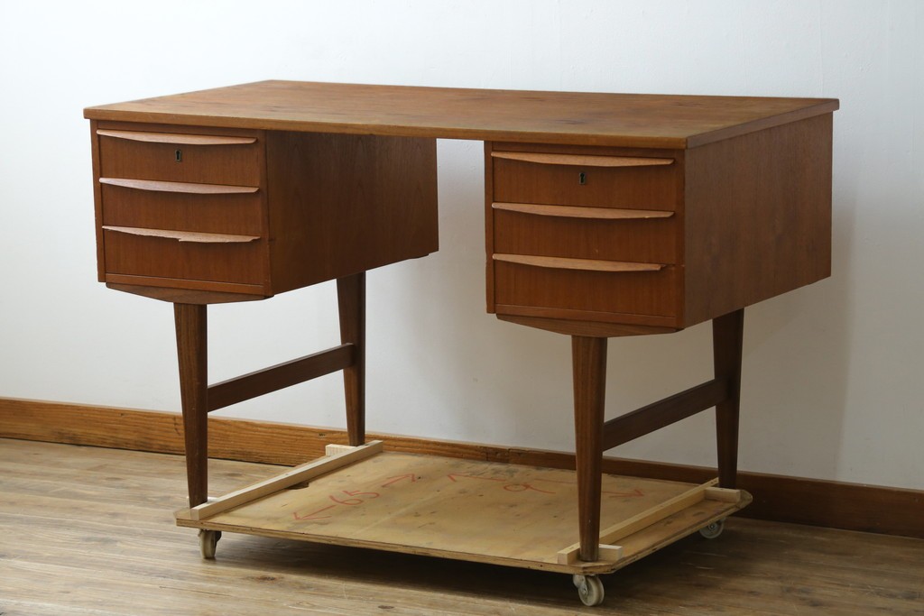 デンマークヴィンテージ　チーク材　左右対称の引き出しが美しいデスク　(R-087509)