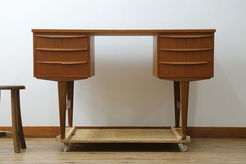 デンマークヴィンテージ　チーク材　左右対称の引き出しが美しいデスク　(R-087509)