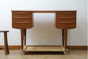 デンマークヴィンテージ　チーク材　左右対称の引き出しが美しいデスク　(R-087509)