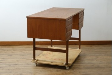 デンマークヴィンテージ　チーク材　左右対称の引き出しが美しいデスク　(R-087509)