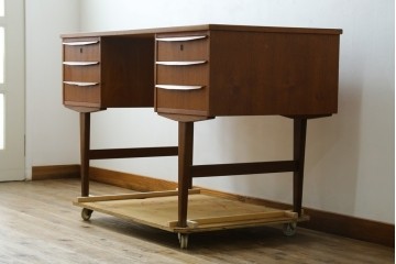 デンマークヴィンテージ　チーク材　左右対称の引き出しが美しいデスク　(R-087509)