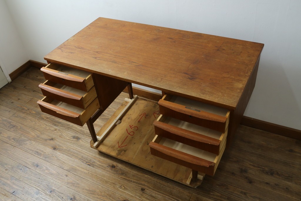 デンマークヴィンテージ　チーク材　左右対称の引き出しが美しいデスク　(R-087509)