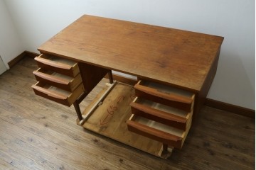 デンマークヴィンテージ　チーク材　左右対称の引き出しが美しいデスク　(R-087509)