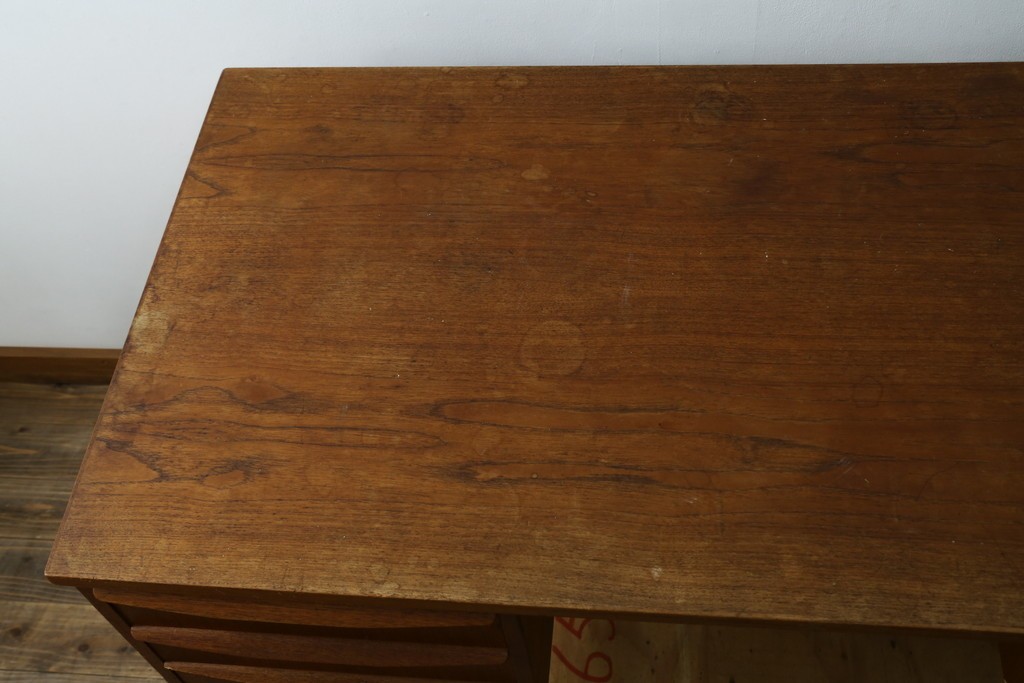 デンマークヴィンテージ　チーク材　左右対称の引き出しが美しいデスク　(R-087509)