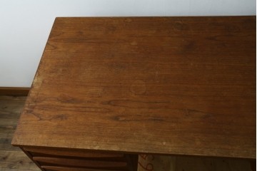 デンマークヴィンテージ　チーク材　左右対称の引き出しが美しいデスク　(R-087509)