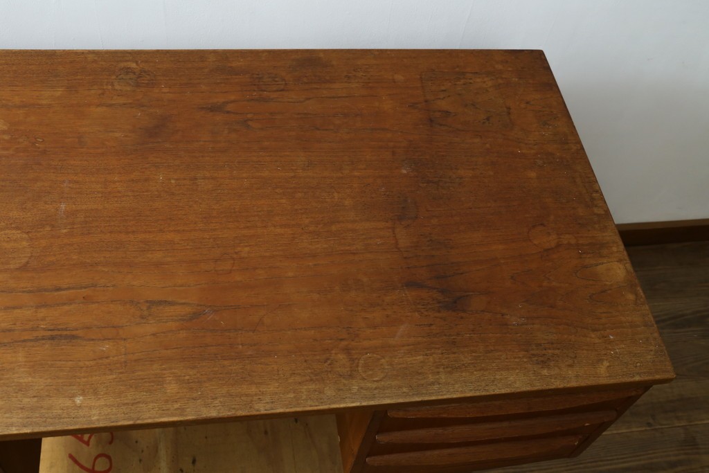 デンマークヴィンテージ　チーク材　左右対称の引き出しが美しいデスク　(R-087509)