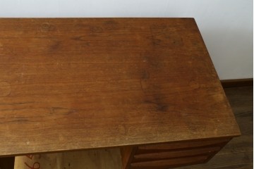 デンマークヴィンテージ　チーク材　左右対称の引き出しが美しいデスク　(R-087509)