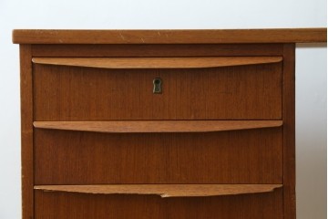デンマークヴィンテージ　チーク材　左右対称の引き出しが美しいデスク　(R-087509)