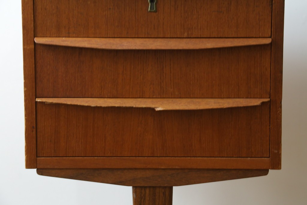 デンマークヴィンテージ　チーク材　左右対称の引き出しが美しいデスク　(R-087509)